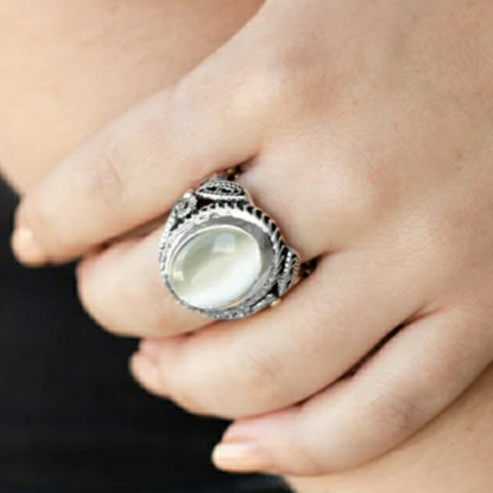 💢5/$10💢  White Cats Eye Ring